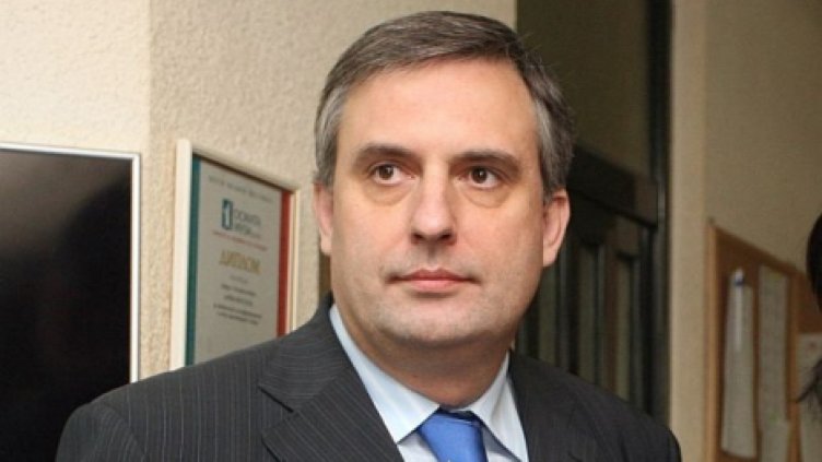 Калфин събира Тристранката