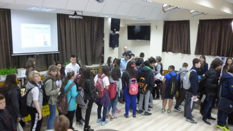 Форум ориентира варненските ученици къде да продължат образованието си (СНИМКИ)