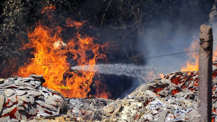 Пожарът над “Възраждане” тръгна към Каменар
