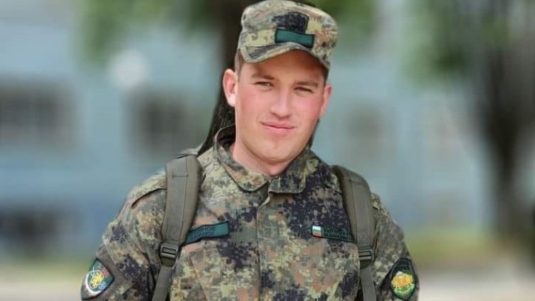 Издирват млад военен