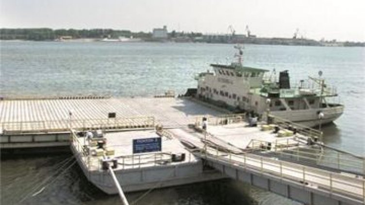 Фериботът при ГКПП-Свищов временно не работи