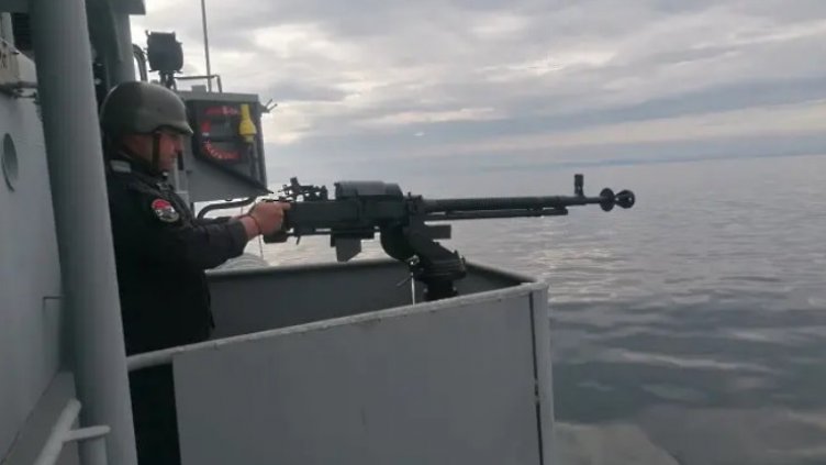 Курсанти тренираха стрелба по морска и въздушна цел на фрегатата „Дръзки“  (СНИМКИ)