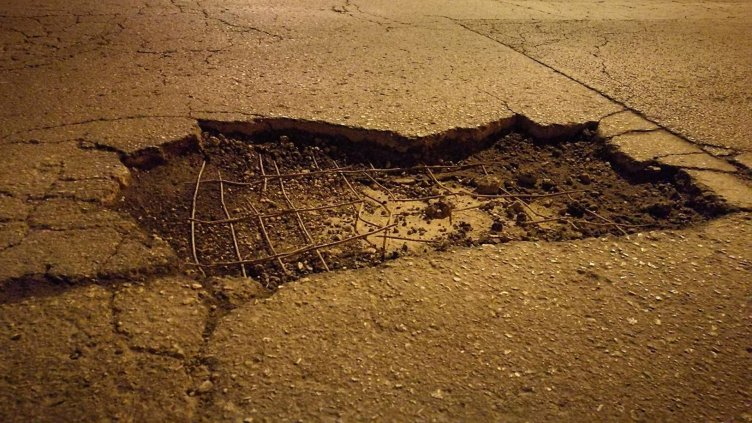 Огромна дупка на Аспарухов мост се превърна в капан за автомобили (СНИМКИ)