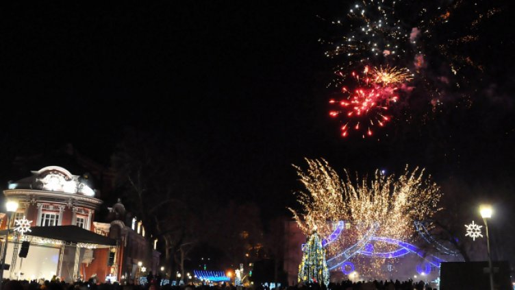 Коледната елха във Варна грейва на Никулден