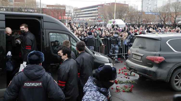 Погребаха Навални с аплодисменти (ВИДЕО+СНИМКИ)