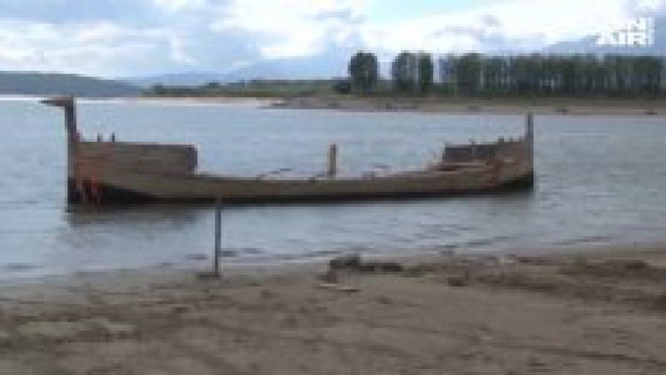 Тракийски древен кораб пори водите на язовир "Копринка"