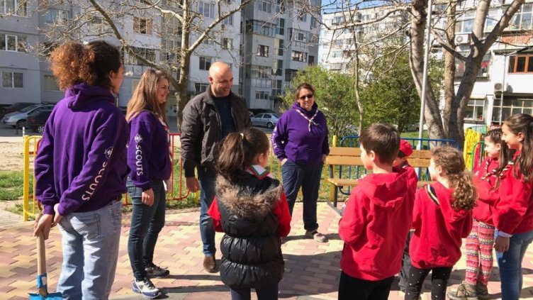 Служители на ДГС „Варна” и скаути засадиха дръвчета край детска площадка