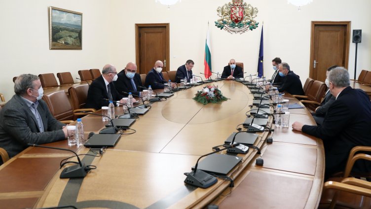 Учениците до IV клас влизат в час на 4 януари