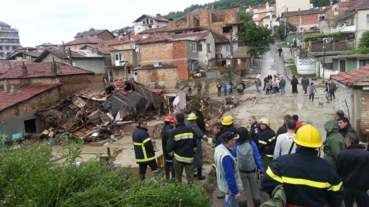 АБСУРД: Наказват пожарникар заради журналист