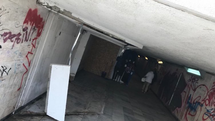 Падна част от тавана в подлеза на Македонския дом (СНИМКИ)