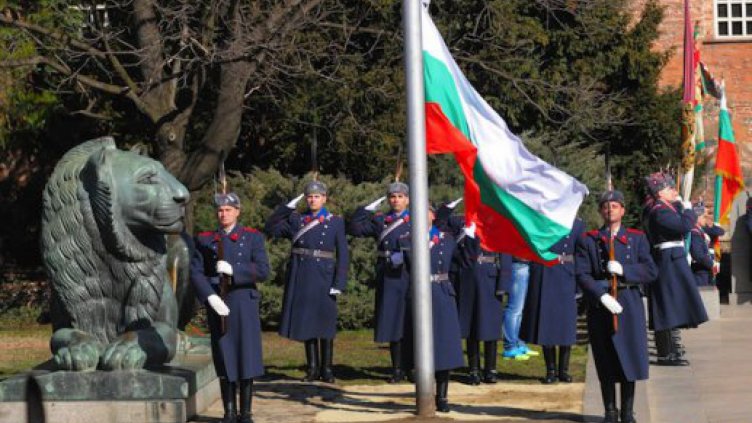 Националното знаме беше издигнато пред Паметника на Незнайния воин