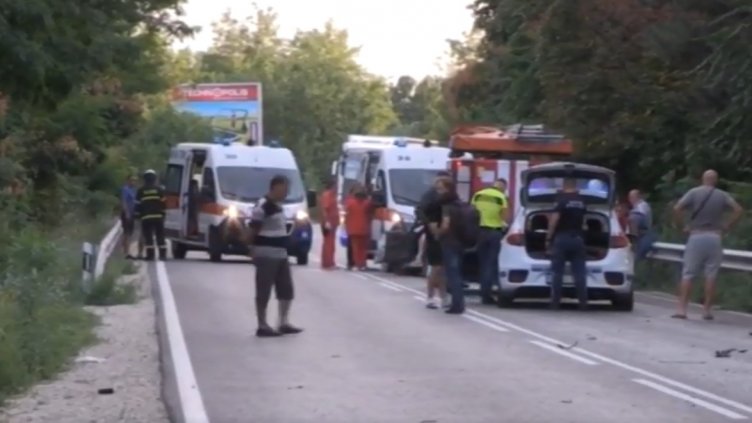 5-годишно дете загина при сблъсък между кола и бус край Русе