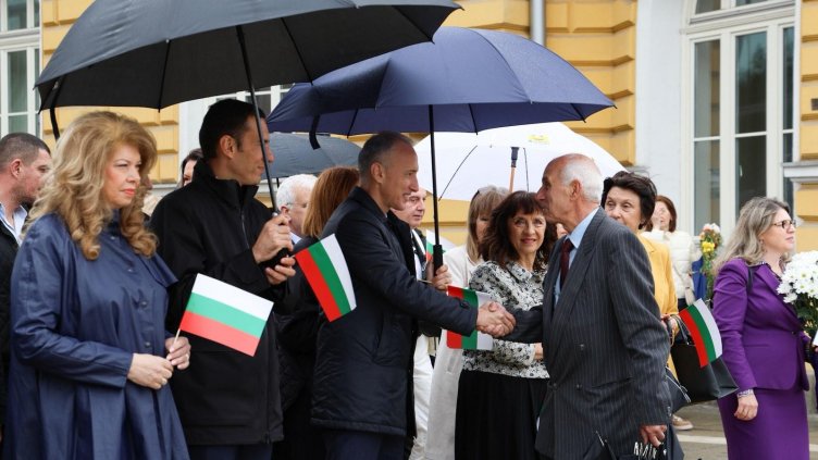 Дъждът не попречи на хиляди софиянци да излязат на площада за 24 май