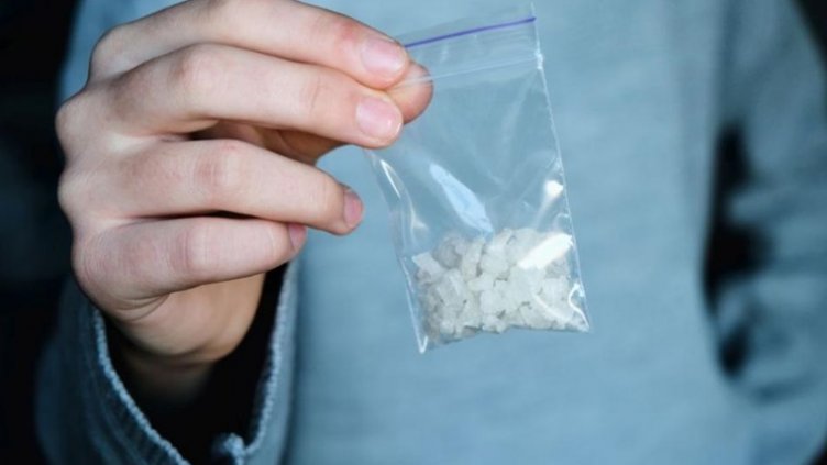 Приключи ли акция "Бяло"? Бежанци предлагат наркотици пред ВУЗ в София