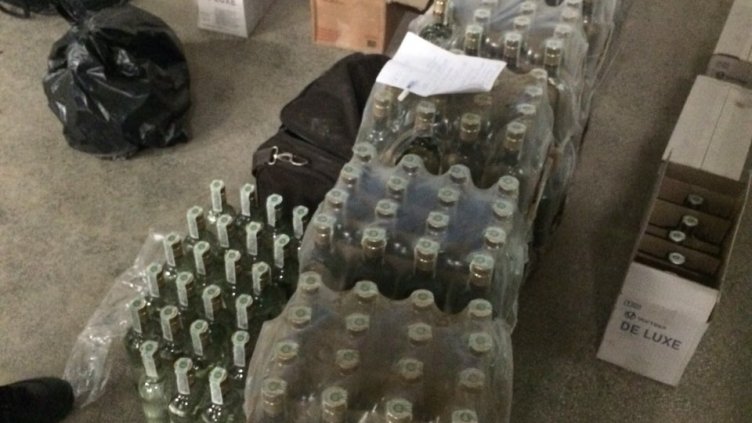 Митничари откриха над 300 бутилки водка в автобус с пътници