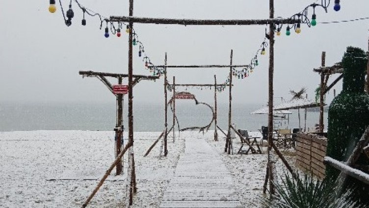 Варна се събуди със снежна покривка