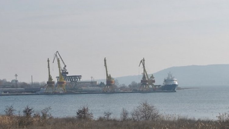 Двама моряци паднаха зад борда във Варненското езеро