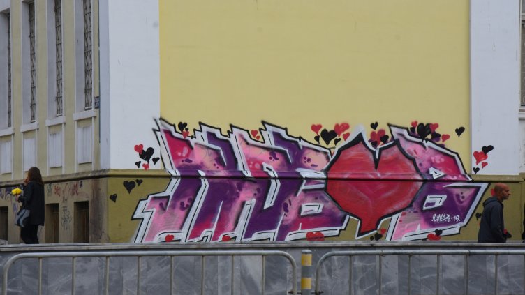 Графити „Вяра“ и „Любов“ красят фасади във Варна