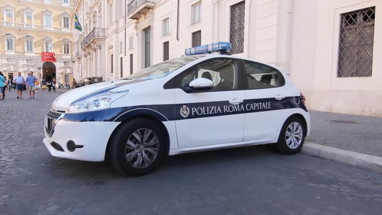 Нашенец нападна минувачи и полицай в парк в Рим