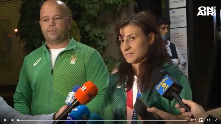 Стойка се прибра! Посрещнаха я с каба гайди (ВИДЕО)