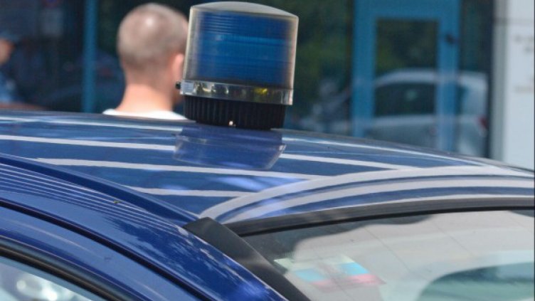 Арестуваха пиян сватбар, замерял с чаша полицаи