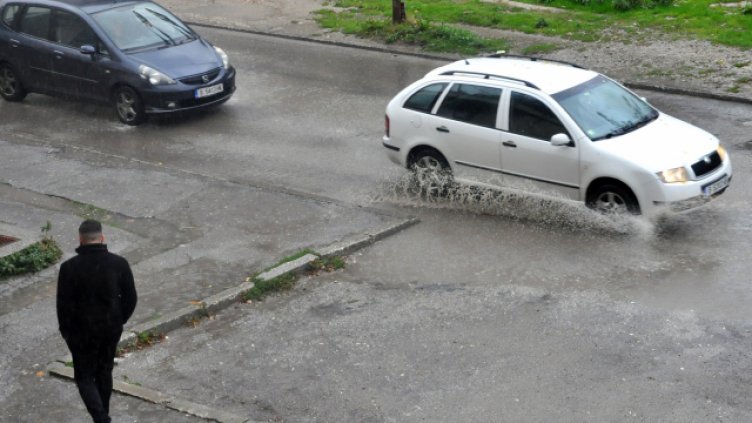 По 18 сигнала заради пороя работиха варненските пожарникари