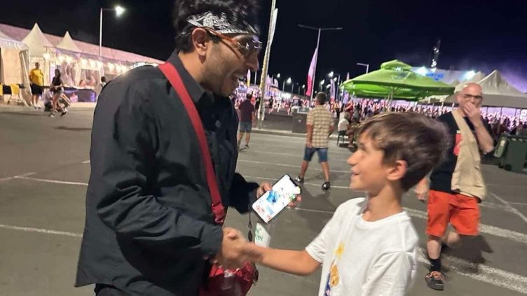 Дете намери и върна телефона на 100 Кила (СНИМКИ)