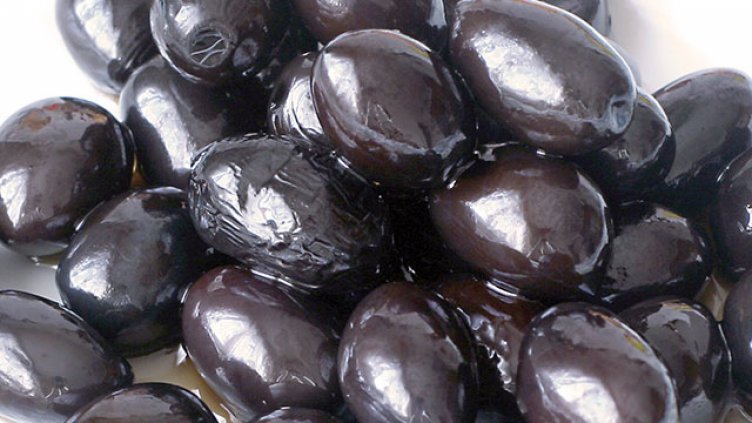 1500 кг маслини иззеха от склад в Пазарджик