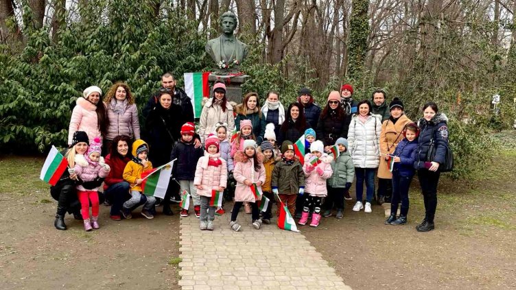 Деца от ДГ"Звездичка" във Варна почетоха паметта на Апостола