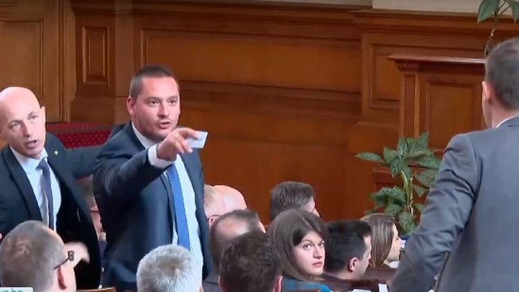 Лют скандал и псувни в парламента (ВИДЕО)