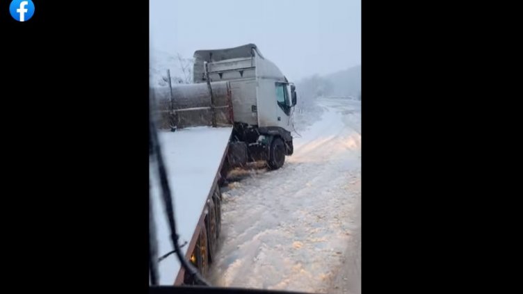 Трима ранени при челен удар между автобус и тир край Силистра