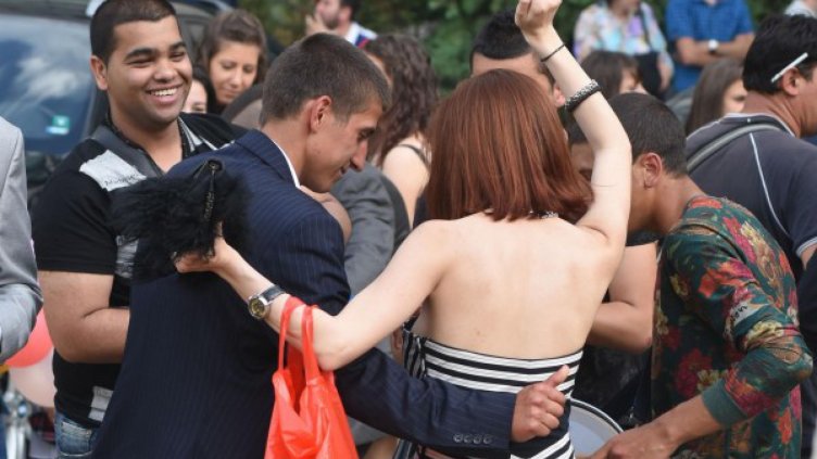 Родители теглят бързи кредити за бала на детето