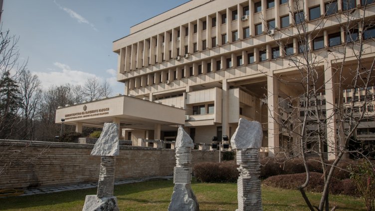 МВнР: Божков и Попов не са напуснали страната със служебни паспорти