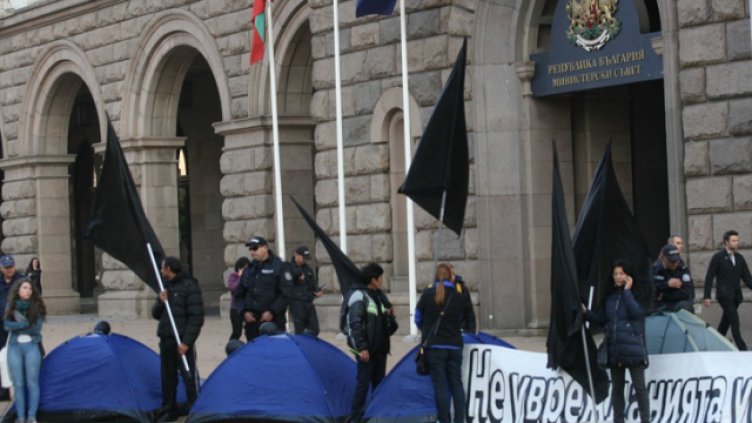 Протестите на майките продължават до гласуването на оставката на Симеонов в НС