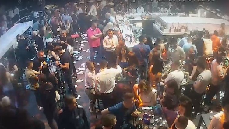 Клиенти на дискотека се оплакаха от полицията, събличала ги голи (ВИДЕО)