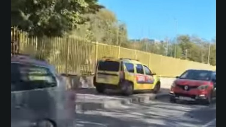 Наглост: Такси кара по тротоара до варненско училище (ВИДЕО)