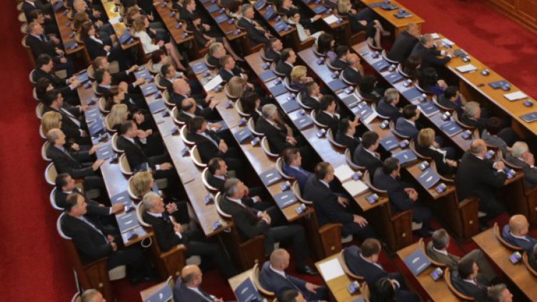 В НС: Да дойде чистачката на Борисов, щом няма министри