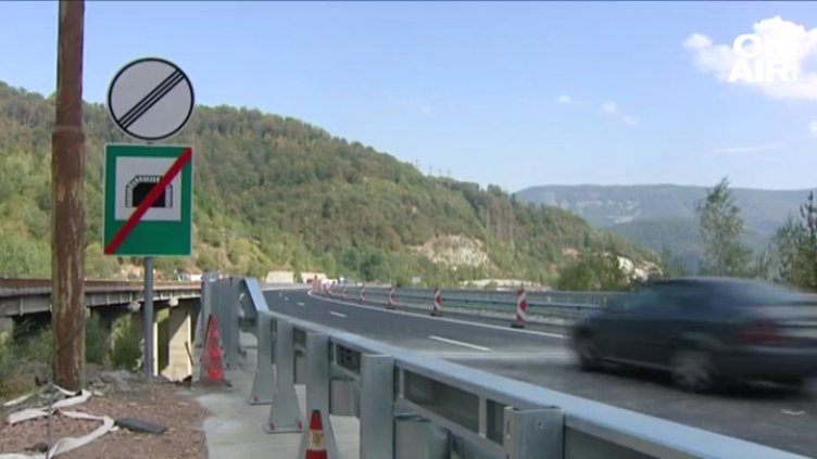 Скоростта по магистралите пада, при млад шофьор сяда придружител