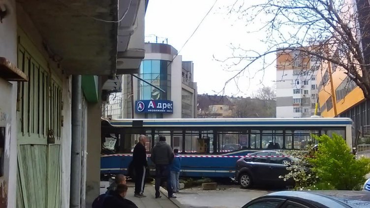 Извънредно: Автобус връхлетя върху къща във Варна, има пострадали (СНИМКИ)