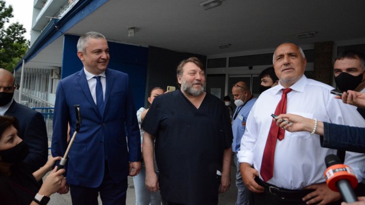 Премиерът Борисов посети детска градина и болница във Варна