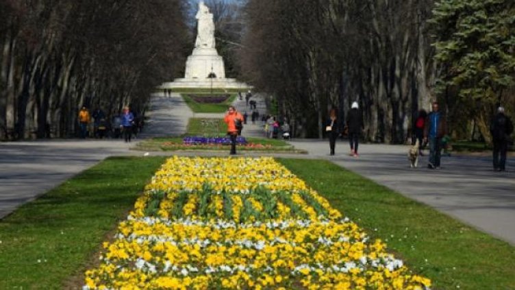 Слагат камери в Морската градина на Варна