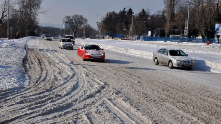 АПИ: Шофьорите да тръгват с подготвени за зимата автомобили