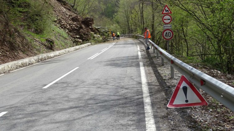 Земна маса падна върху къща