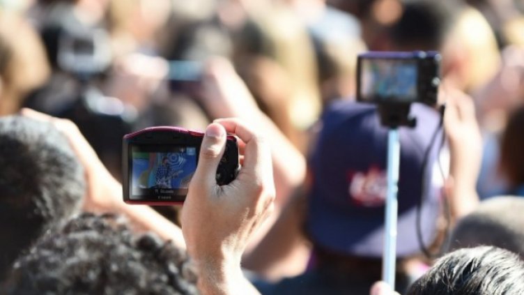 Младежи катерят 18-етажен блок заради селфи (видео)