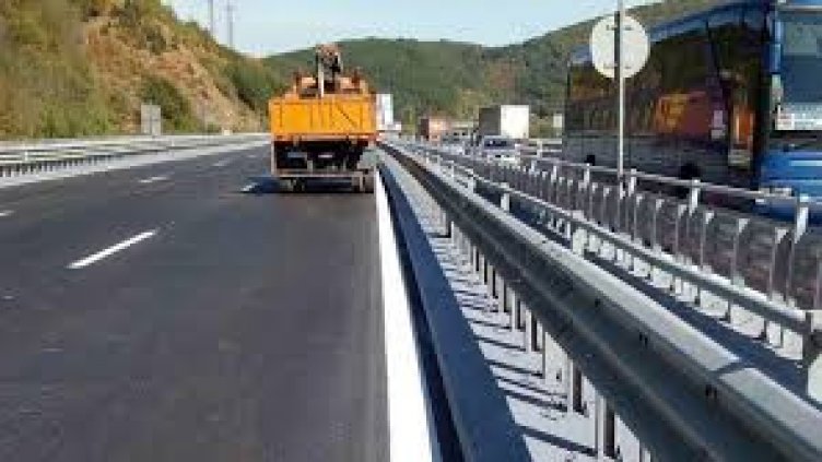 Смяна на мантинели ограничва движението по част от АМ „Хемус“ днес