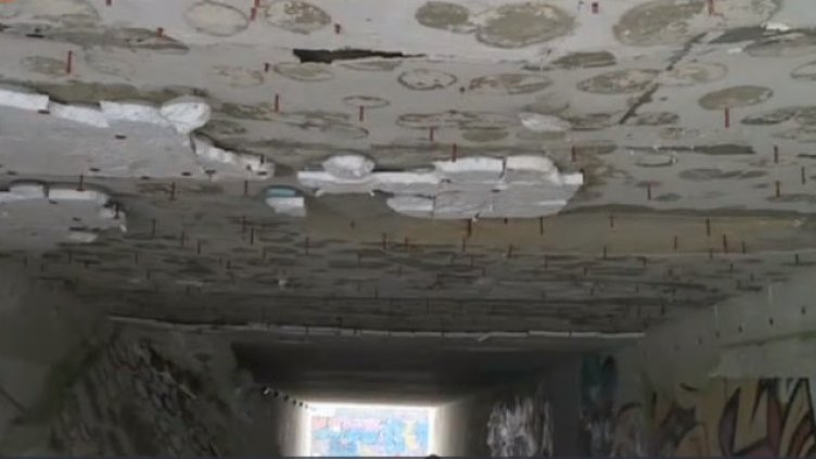 Свалиха опасен таван на подлез във Варна