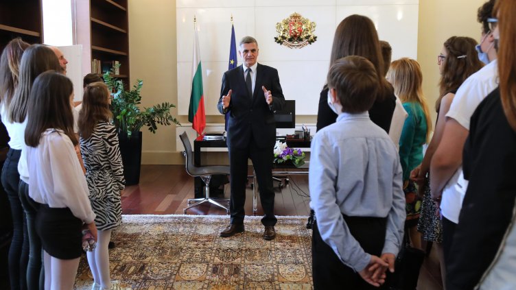 Служебният премиер се срещна с ученици