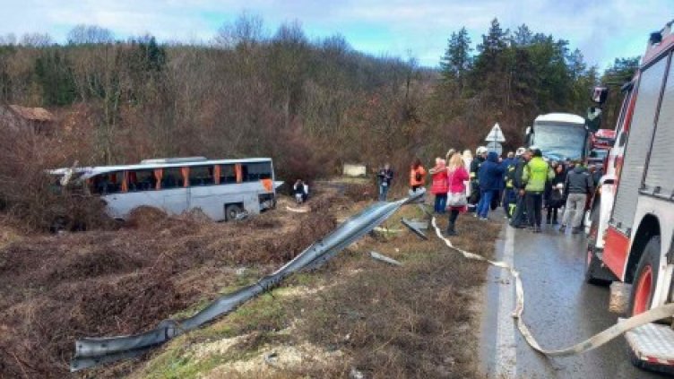 Тежка катастрофа между автобус и камион затвори пътя Русе - Бяла (СНИМКИ)