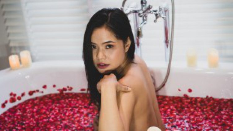 Пореден хит в Instagram: Снимки с цветя от ваната