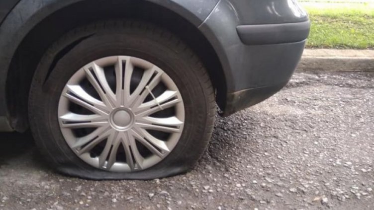 50-годишен надупчи гумите на 380 коли на Бъдни вечер